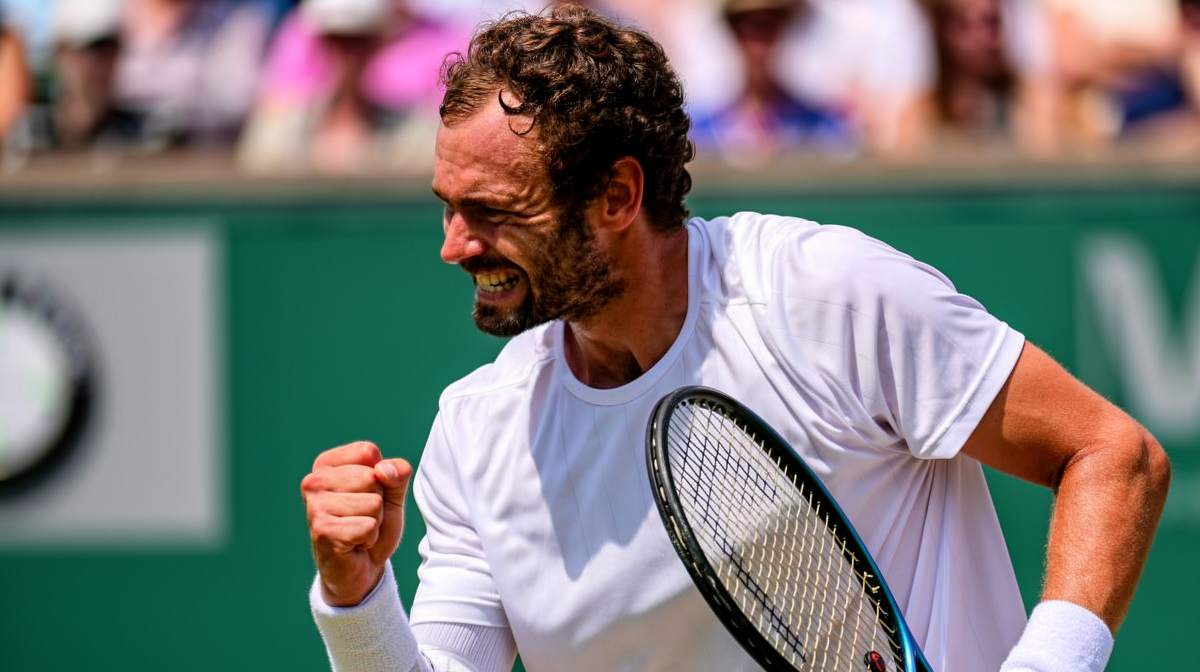 3377体育app - 温网2026：资格赛黑马 Safiullin 与 Mochizuki 逆袭 八强战将挑战 Djokovic 与 Sinner - 3377体育